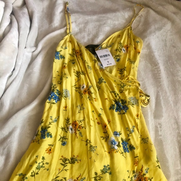 ✨ NEW F21 yellow spring mini wrapdress - Picture 3 of 5